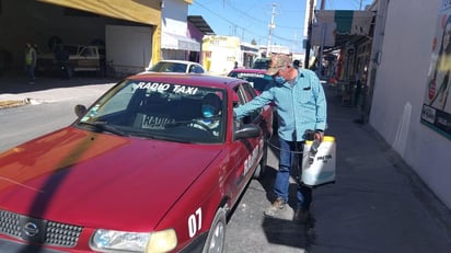 Sanitizan 40 taxis para evitar contagios