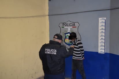 Lo sorprenden en tapias drogándose en Monclova