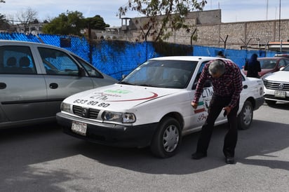 Taxi quita derecho de vía y choca en Monclova