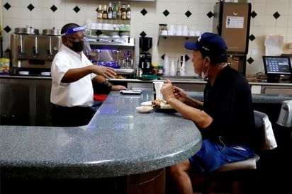 La COVID-19 amenaza en Puerto Rico a los restaurantes, pero crece el comercio