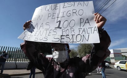 Pacientes de hemodiálisis protestan en Edomex