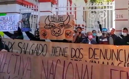 Feministas pintan sede de Morena contra candidatura de Macedonio