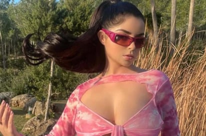 Al aire libre y sin ropa, Demi Rose muestra sus curvas