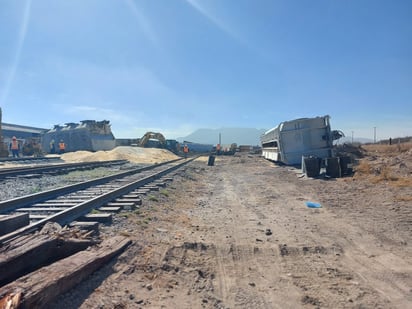 Continúan limpiando las vías de ferrocarril