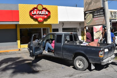 Camioneta se estampa contra negocio