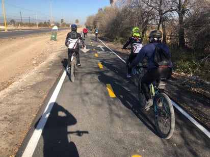 Obstruyen ciclovía y molesta a ciclistas