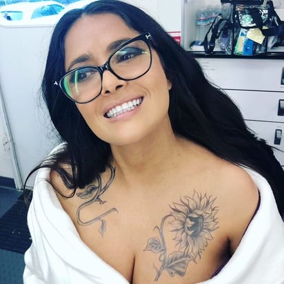 Salma Hayek sorprende con tatuajes en su pecho