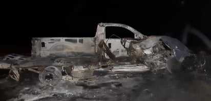 Arde camioneta tras impactarse contra tráiler