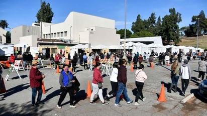 Llegan las vacunas a los latinos del epicentro de covid en Los Ángeles