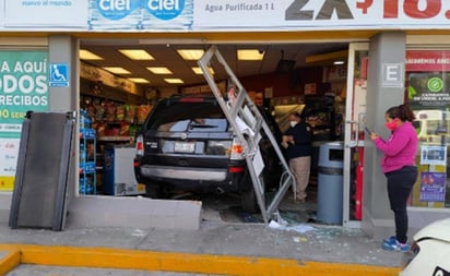 Abuelo pierde control de camioneta y se estrella en tienda