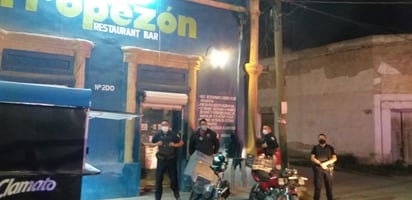 Buscan policías armas en bares y cantinas