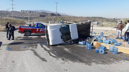 Ignora alto y termina volcado en Elíseo Mendoza con las Torres en Monclova