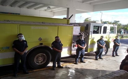 Separan a director de Bomberos por sesión de fotos de mujer en bikini