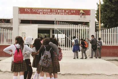 Dan alumnos cálido recibimiento a maestro que venció al COVID-19 en Frontera