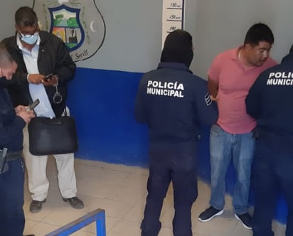 Ex policía se lía a golpes en la calle en Monclova