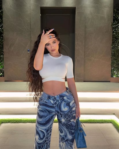 Kylie Jenner toma su tiempo y muestra cintura de infarto