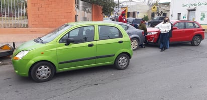 No guarda distancia y choca en Monclova