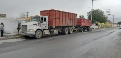 Trailero casi vuelca en La Curva del Diablo en Monclova