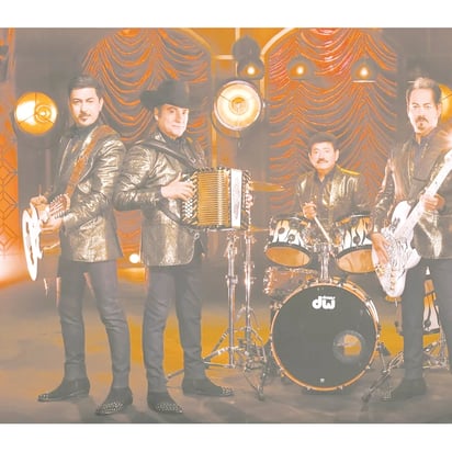 Tigres del Norte esperan su turno para vacunarse