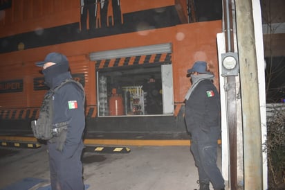 Dan cristalazo a negocio en Monclova