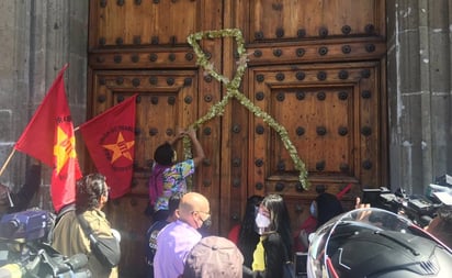 Familiares de niños con cáncer protestan frente a Palacio Nacional