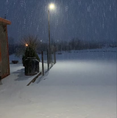 Disfrutan ciudadanos un blanco amanecer