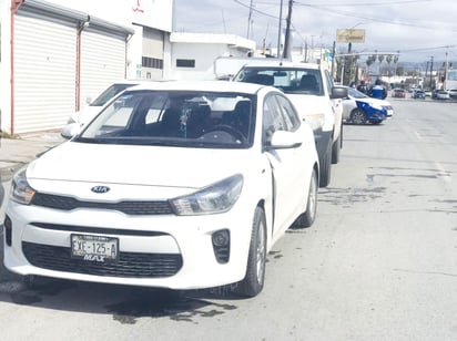 Invade carril y causa accidente