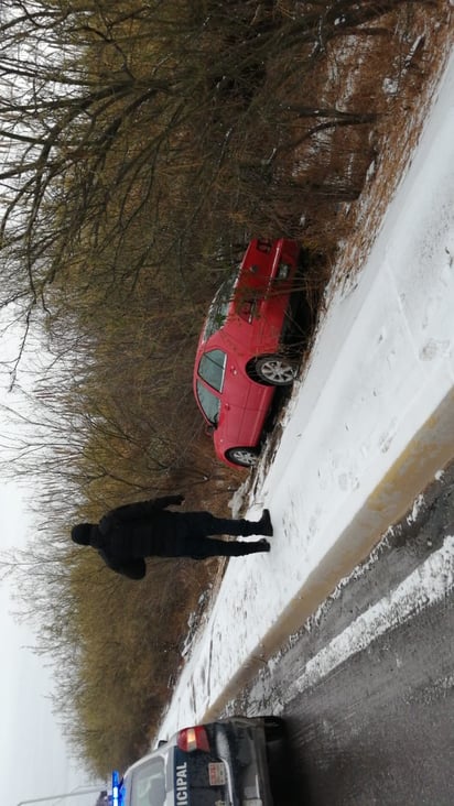 Derrapa en nieve y  se sale del camino