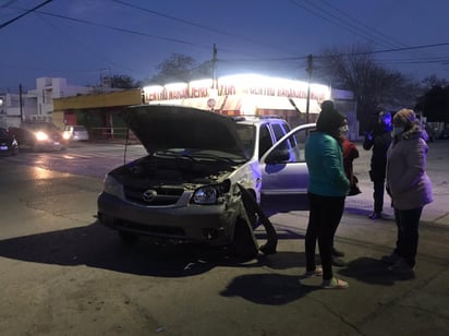 Ignora alto y provoca fuerte accidente