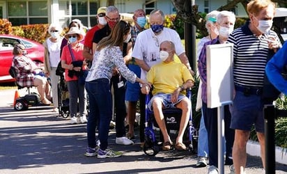 Jóvenes se visten como abuelas para vacunarse contra la COVID-19