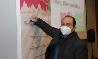 Rico Ávalos presenta solicitud de registro a gubernatura de SLP