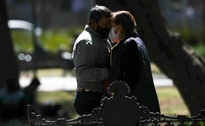 Aplicación de vacunas, amor en pandemia; entre las fotos de la semana