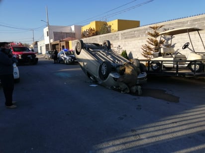 Impacta dos autos y deja su carro volcado