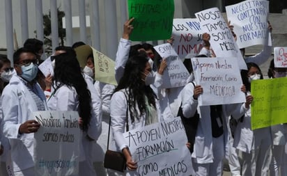 Médicos pasantes exigen ser vacunados ante Covid en Edomex