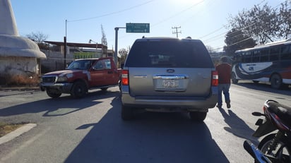 Invade carril y provoca accidente en Monclova