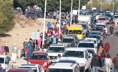 Con largas filas, inicia la vacunación de adultos mayores en Cholula