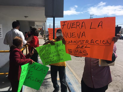 Se manifiestan usuarios en las oficinas del SIMAS Monclova 