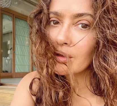 Colores serios y rostro sin maquillaje, la propuesta de Salma Hayek para la playa