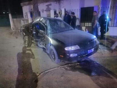 Se atraviesa auto y provoca accidente en Castaños