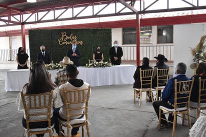 Reciben acta de matrimonio 79 parejas de Monclova : Formalizaron su relación en Bodas Comunitarias