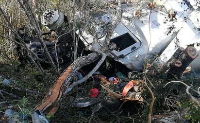 Vuelca tráiler que transportaba ropa y zapatos en Yucatán