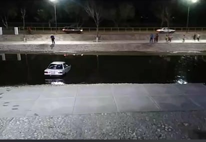 Cae taxi al Río Monclova