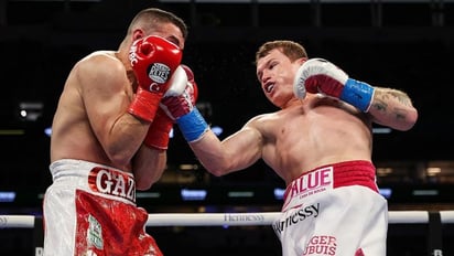 Canelo retiene sus campeonatos