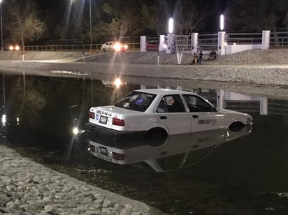 Cae taxi al Río Monclova en Monclova