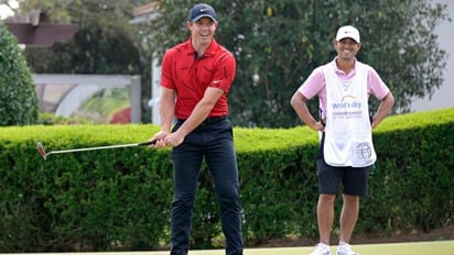 Golfistas se visten de rojo en honor a Tiger Woods en torneo PGA Tour