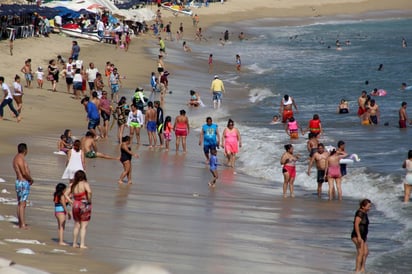 Acapulco reabre sus bares tras permanecer cerrados un mes por la covid