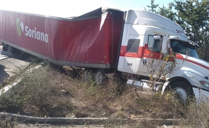 Saquean mercancía de tráiler accidentado en carretera de Sinaloa