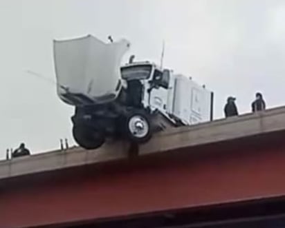 Tráiler a punto de caer en puente de Castaños