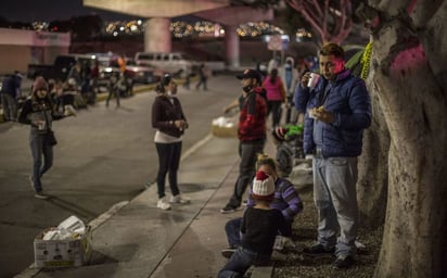 Grupo de migrantes intenta cruzar a EU por Tecate