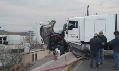 Tráiler que chocó 5 autos en Castaños no debió subir el puente